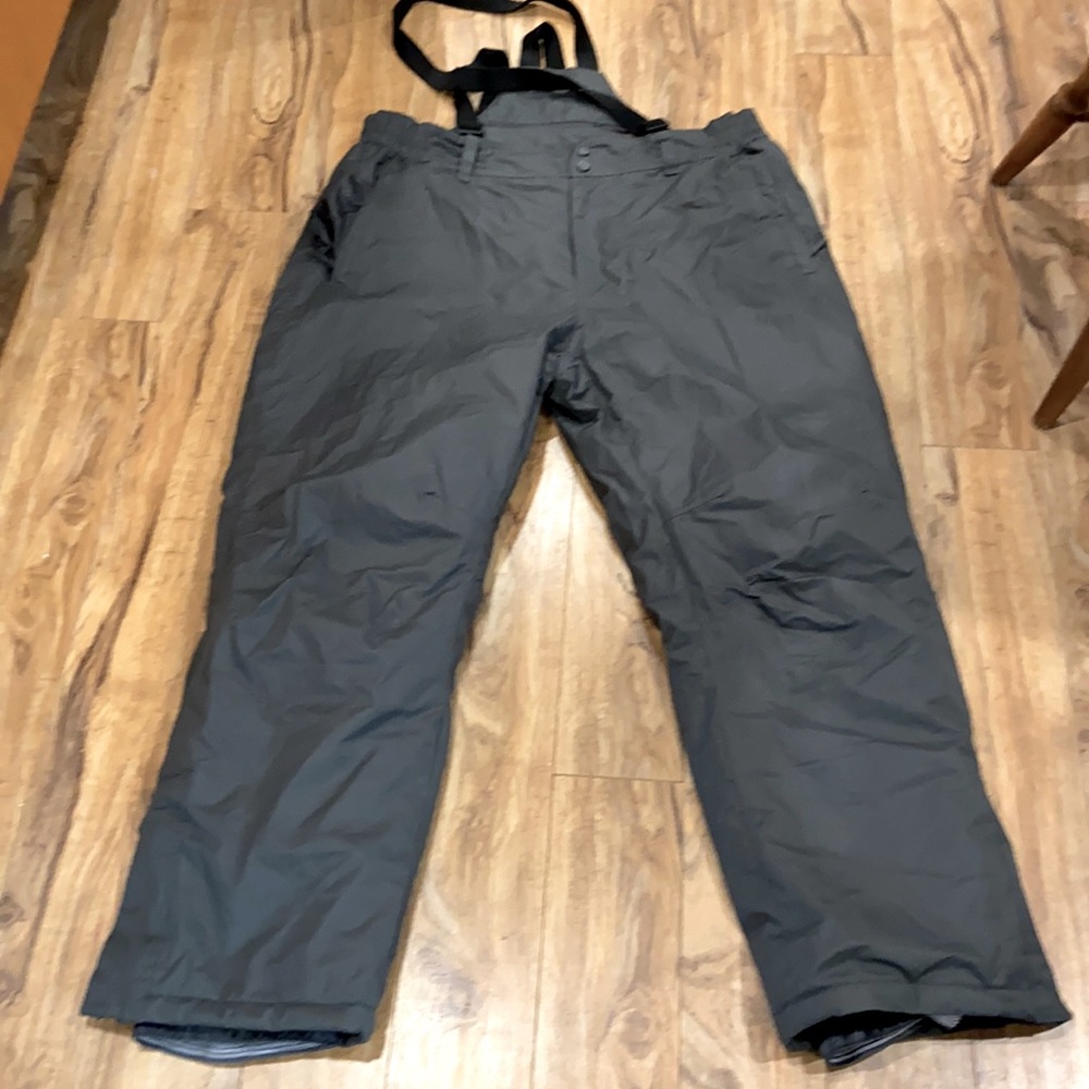 Men’s snow pants. Excellent condition.